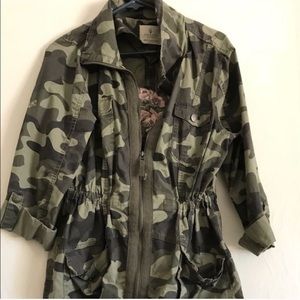CAMOUFLAGE UTILITY JACKET WITH FLORAL EMBROIDERY